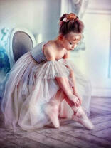 Маленькая балерина готовится к первому выступлению