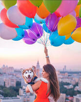 Девушка с собакой и воздушными шариками