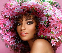 Африканка с причёской из цветов