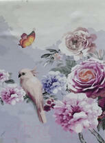 Попугай на цветах