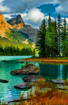 Красочный горный пейзаж у озера