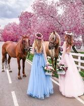 Романтические девушки с лошадьми в саду