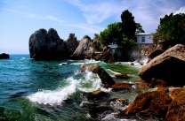 Домик на обрыве скалы