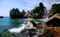 Дом на скалах возле моря