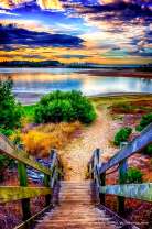 Деревянная лестница к озеру