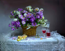 Букет в корзине, наливка и виноград
