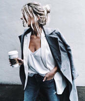 Стильная девушка в пиджаке и с кофе