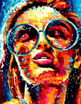 Девушка в стильных очках