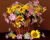 Плетёная корзинка и летние цветочки