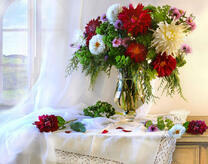 Ваза с цветочками на белой скатерте