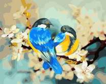 Красивые птички на цветущей яблоне