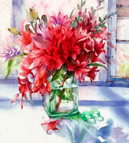 Красные лилии в прозрачной вазе