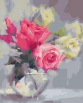 Маленькие нежные розы в прозрачной вазе