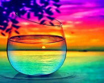 Стакан с водой на фоне моря и яркого неба