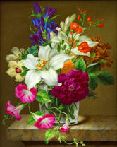 Букет нежный летних цветочков в прозрачной вазе