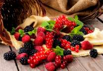 Спелые шелковица, смородина и малина