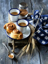 Пшеница, булочки и кофе с корицей