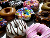 Яркая глазурь на свежих пончиках