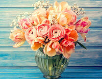 Ваза с букетом тюльпанов и роз