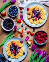 Легкий завтрак из вафель и ягод