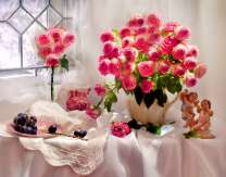 Букеты нежных роз и виноград