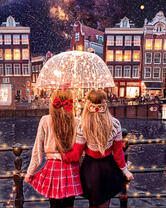 Две девчонки под зонтом в снежную ночь