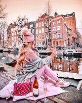 Девушка с шампанским на набережной Амстердама