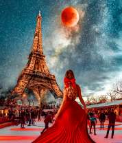 Красная луна в ночном небе Парижа
