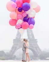 Пара под воздушными шарами на фоне Эйфелевой башни