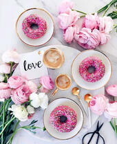 Утренний кофе, розы и пончики