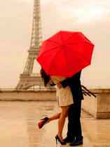 Страстный поцелуй под зонтом в Париже
