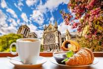 Чай с круассанами на фоне замка