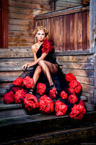 Девушка в черном платье с розами