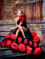 Девушка в платье с огромными розами