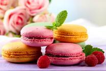 Цветный макаруны с малиной