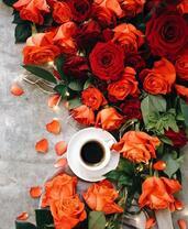 Чашечка кофе и большой букет чайных роз