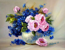 Розы и лютики в круглой вазе