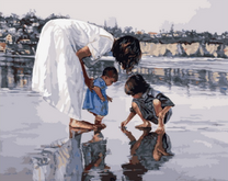 Мама с детьми на песчаном берегу