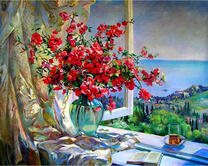 Вьющиеся цветы на окне в прозрачной вазе