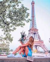Девушка в летнем наряде на фоне Эйфелевой башни
