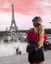 Девушка на площади у Эйфелевой башни