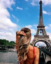 Девушка на фоне Сены и Эйфелевой башни