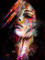 Девушка с яркими волосами в красках