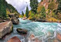 Крутые пороги на горной реке