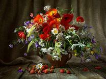 Кувшин с букетом полевых цветов и клубника