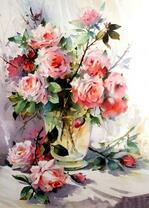 Красивые розы в вазе и на столе