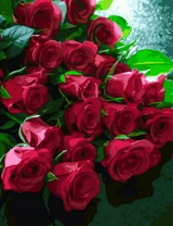 Букет красивых роз на столе