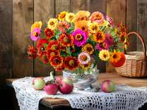 Яблоки у вазы с осенними цветами