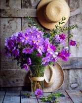 Букет глициний в прозрачной вазе