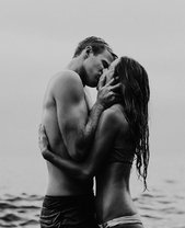 Страстный поцелуй на пляже